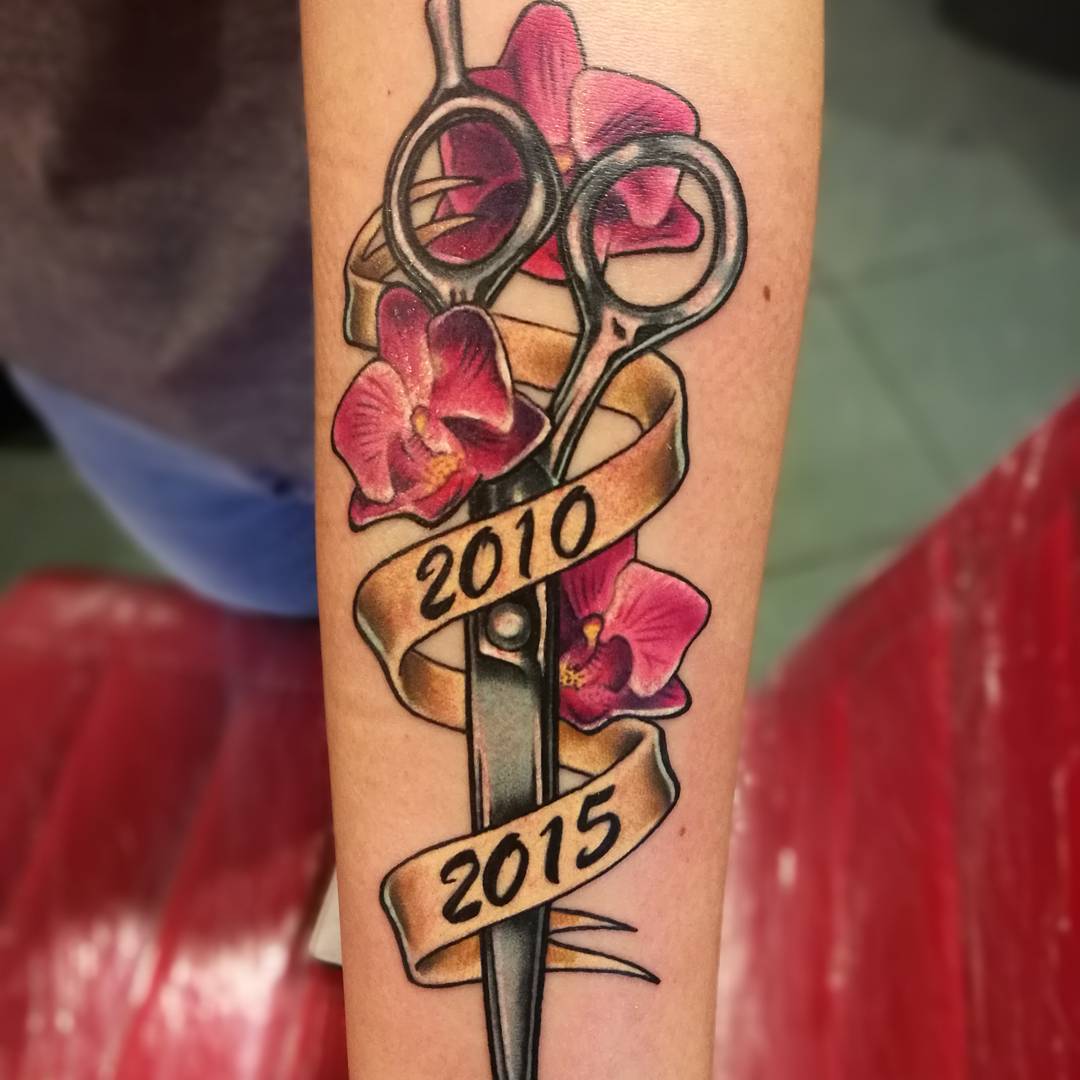 Frau ranke unterarm tattoo Blumenranken Tattoo: