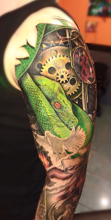 Invictus-Tattoo-Budapest-Berlin-Berta-Mihaly-Peter-Kacsa-tetovalo-tattooist-artist-maori-realistic-realistisch-biomechanic-schlange-snake