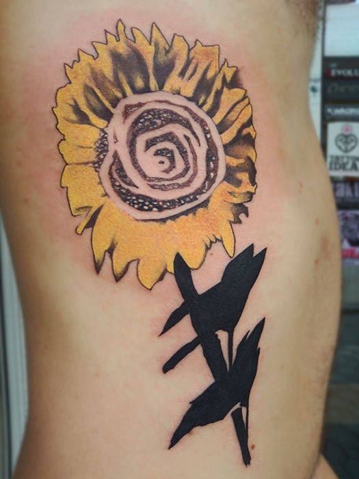 Invictus Tattoo Budapest Berlin Berta Mihaly Peter Kacsa tetovalo tattooist artist blume sonnenblume sunflower