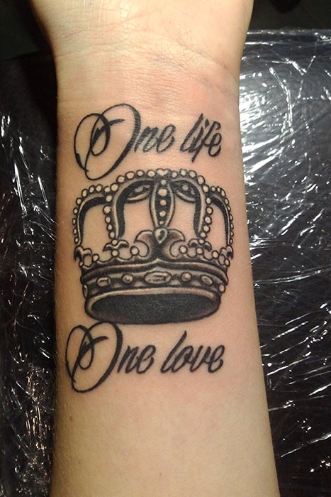 Invictus-Tattoo-Budapest-Berlin-Berta-Mihaly-Peter-Kacsa-tetovalo-tattooist-artist--felirat-korona-krone-crown