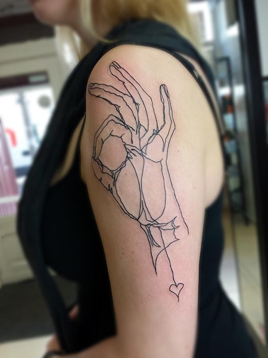 Invictus-Tattoo-Berlin-Budapest-tattoo-artist-taetowierer-Csaba-Koszegi-one-line-hand