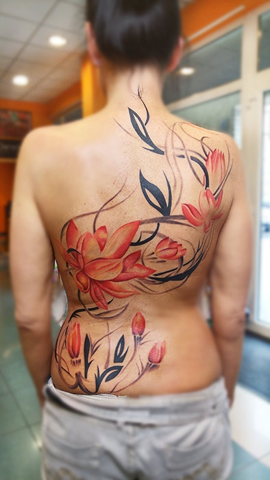 Invictus-Tattoo-Budapest-Berlin-Csaba-Koszegi-tattooist-tetovalo-artist-back-hat-flower-virag-blume-rucken