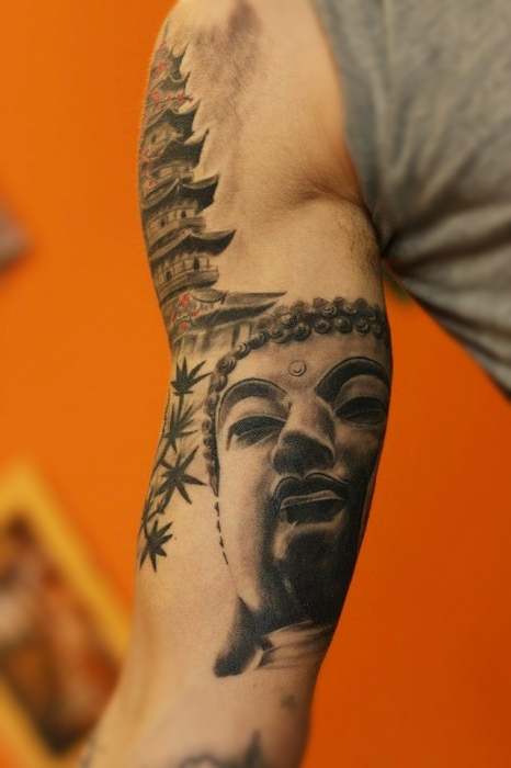 Invictus-Tattoo-Berlin-Budapest-tattoo-artist-taetowierer-Csaba-Koszegi-buddha-schwarz-realistic-realistisch