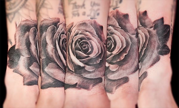 Invictus-Tattoo-Berlin-Budapest-tattoo-artist-taetowierer-Csaba-Koszegi-blume-virag-flower-rose-rozsa-schwarz-realistisch-realistic