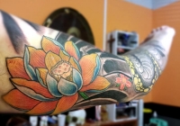 Invictus-Tattoo-Berlin-Budapest-tattoo-artist-taetowierer-Csaba-Koszegi-lotus-blume-farbe-flower