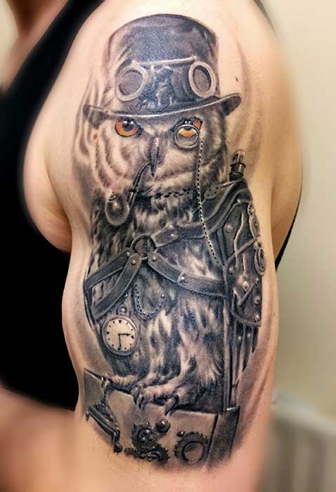 Invictus-Tattoo-Budapest-Berlin-tetovalo-studio-Laszlo-Laci-Kovacs-realistic-realistisch-schwarz-owl-eule