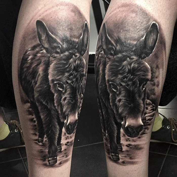 invictus-tattoo-berlin-budapest-laci-kovacs-realistic-scharzweiss-blackandgrey-portait-esel-animal-donkey