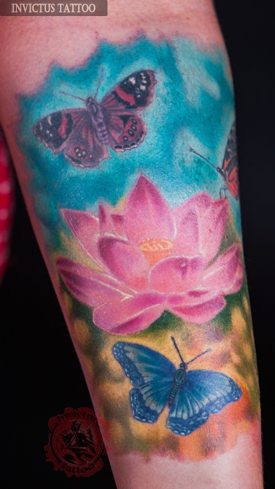 nvictus-Tattoo-Budapest-Berlin-Szilvasi-Gyula-tetovalo-tattooist-artist-Natur-flora-fauna-realistic-realistisch-lotus-bunt