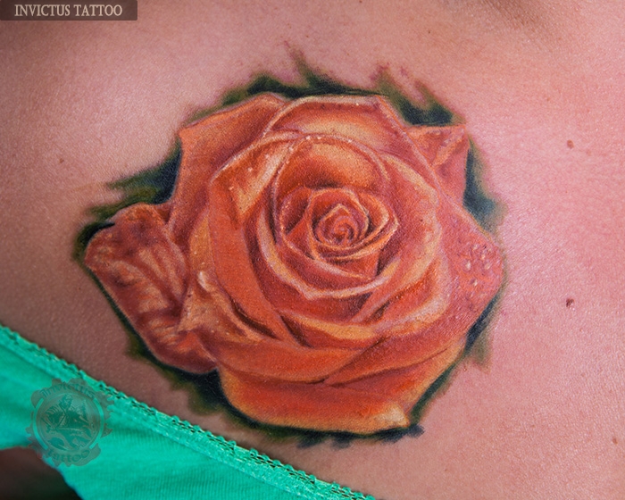 nvictus-Tattoo-Budapest-Berlin-Szilvasi-Gyula-tetovalo-tattooist-artist-Natur-flora-fauna-realistic-realistisch-rose-rozsa-farbe