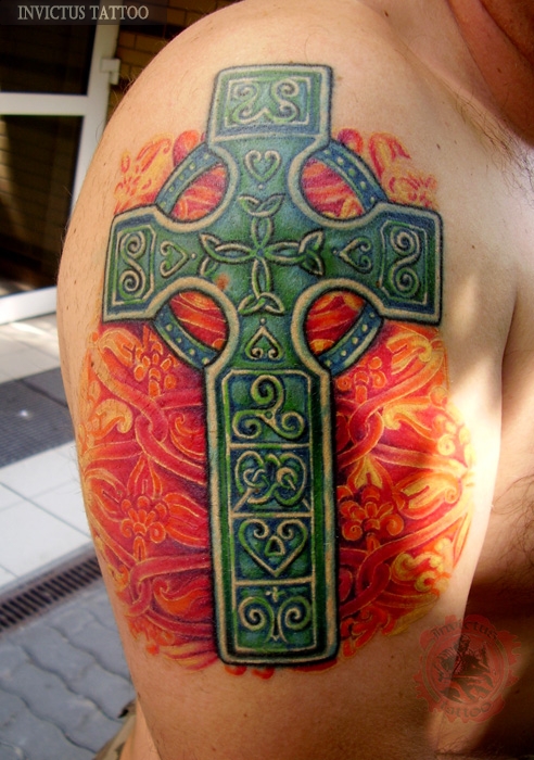 nvictus-Tattoo-Budapest-Berlin-Szilvasi-Gyula-tetovalo-tattooist-artist-Natur-flora-fauna-realistic-realistisch-kreuz-cross