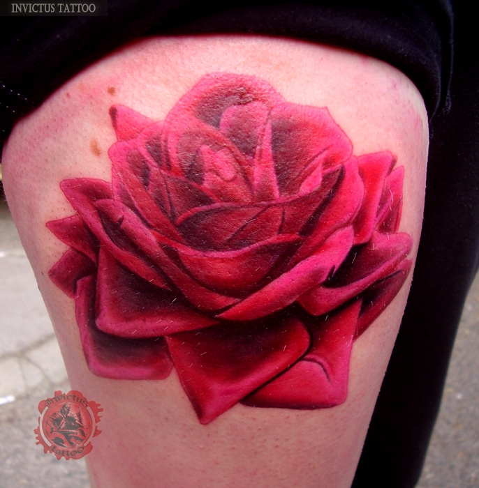 nvictus-Tattoo-Budapest-Berlin-Szilvasi-Gyula-tetovalo-tattooist-artist-Natur-flora-fauna-realistic-realistisch-rose-rozsa-farbe