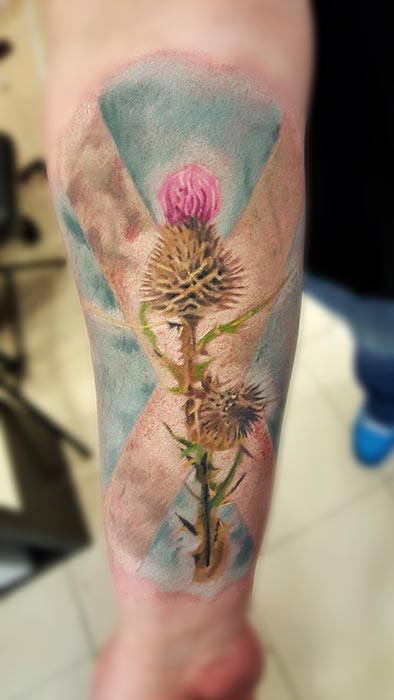nvictus-Tattoo-Budapest-Berlin-Szilvasi-Gyula-tetovalo-tattooist-artist-Natur-flora-fauna-realistic-realistisch-Schottland-Blume-watercolor