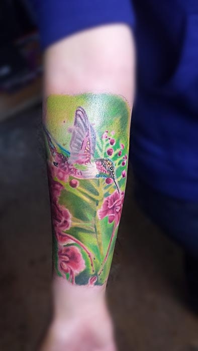 Invictus-Tattoo-Budapest-Berlin-Szilvasi-Gyula-tetovalo-tattooist-artist-Natur-flora-fauna-realistic-realistisch-kolibri-Blume-flower-hummingbird